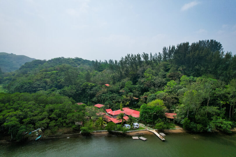 Retiros en una reserva natural privada con acceso por lancha y capacidad hasta 50 personas. Infraestructura integrada al entorno y conservación activa del ecosistema.