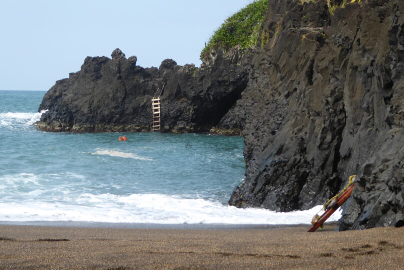 Costa volcánica en Veracruz con roca emergente y entorno natural